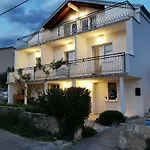 Casa Lavanda 2 - Karin Gornji Bed & Breakfast 3*